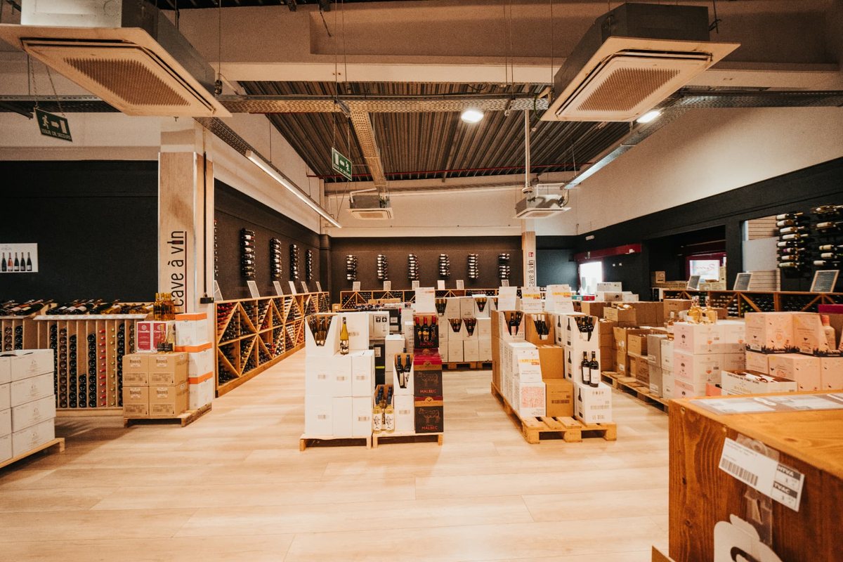 Cave à vin du magasin Ramaut avec une sélection de bouteilles et de coffrets