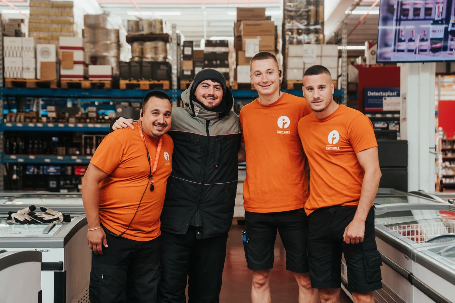 Équipe Ramaut avec un client dans le magasin alimentaire de Quaregnon