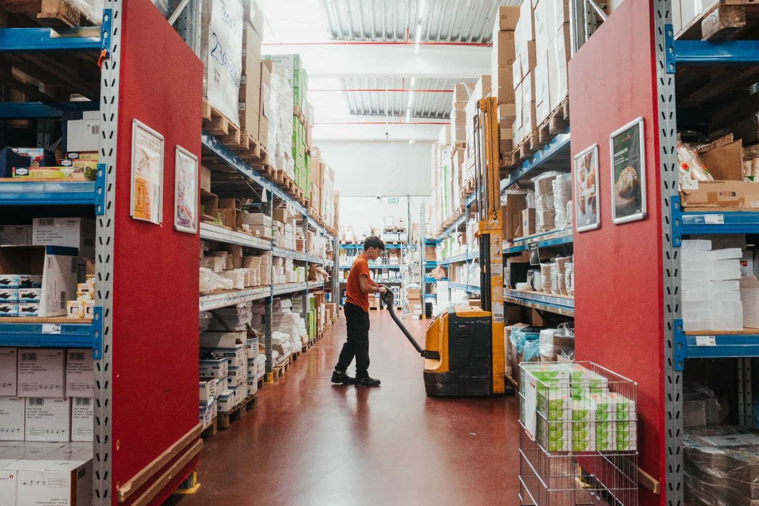 Collaborateur Ramaut préparant les produits dans les rayons du magasin