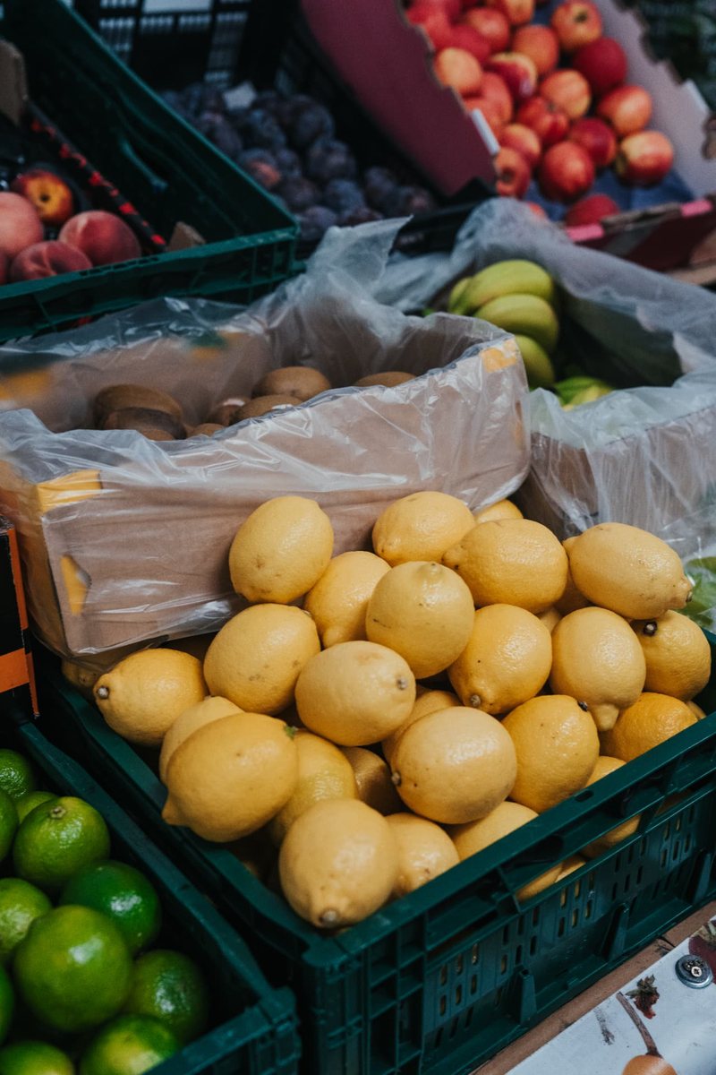 Cagettes de citrons, citrons verts et fruits frais chez Ramaut