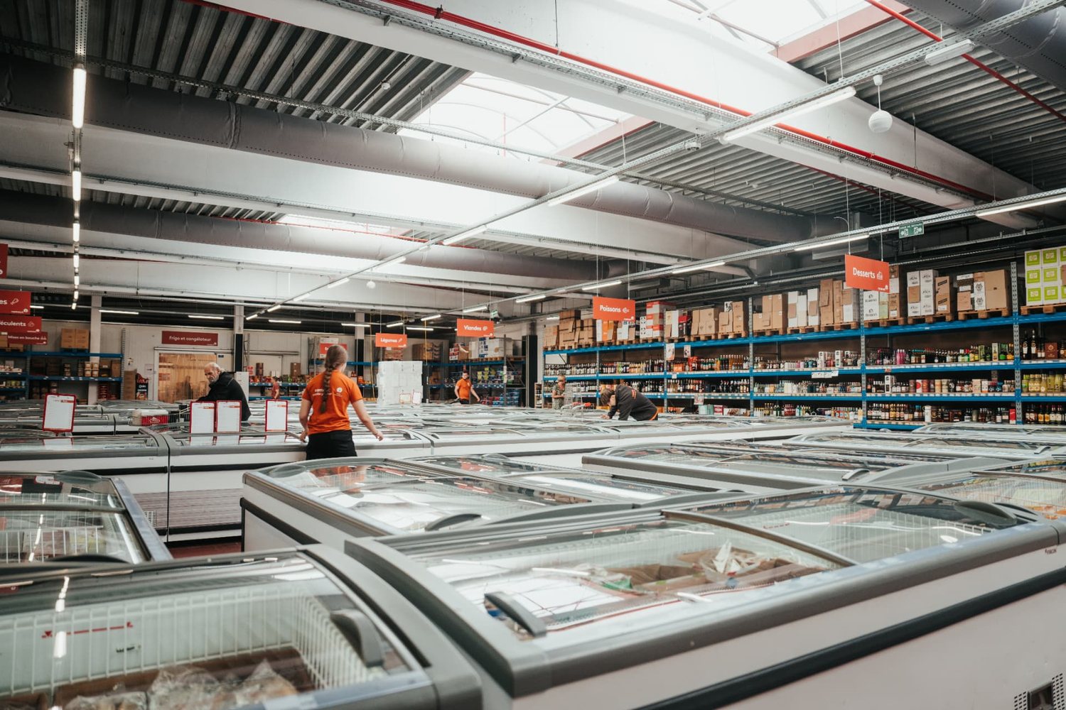 Vue des rayons de produits surgelés dans le magasin Ramaut
