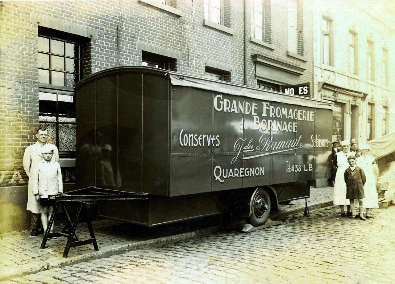 Roulotte de livraison de la Grande Fromagerie du Borinage de Jules Ramaut à Quaregnon, origine de la maison Ramaut fondée en 1911